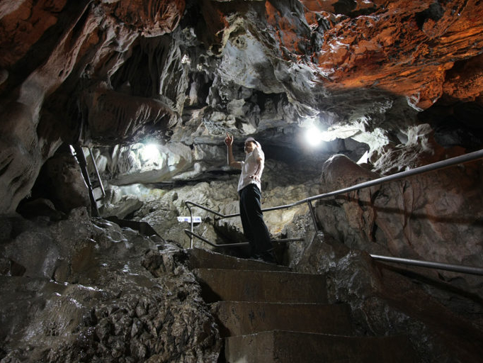 石灰岩の大岩壁の下ったところに鍾乳洞があります。 洞穴の長さ約140mほど。ここは県内唯一の観光洞です。