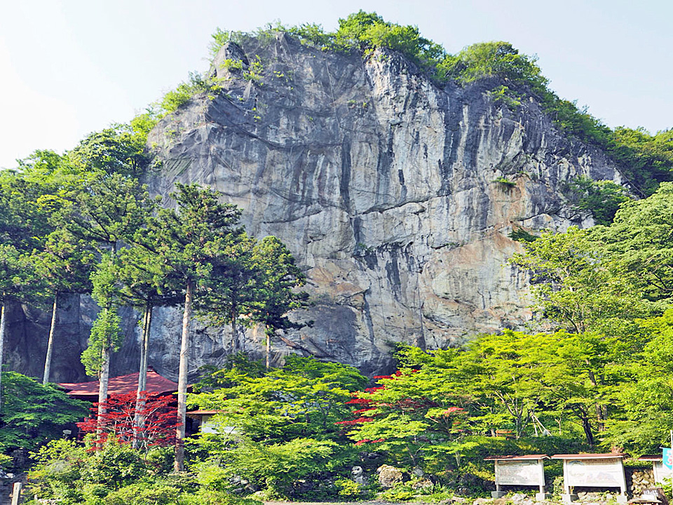 かつて海に沈んでいた武甲山が石灰岩として現在は秩父地域の多くの住民を救っています。産業として発展した武甲山の採掘の歴史を現地を見ながら学びましょう。