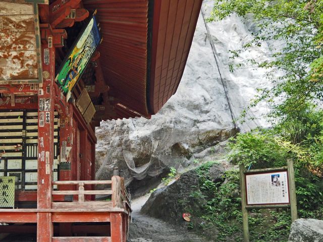 秩父札所28番橋立堂の観音堂の裏は石灰岩(右上)と玄武岩(右下)が観察できます。