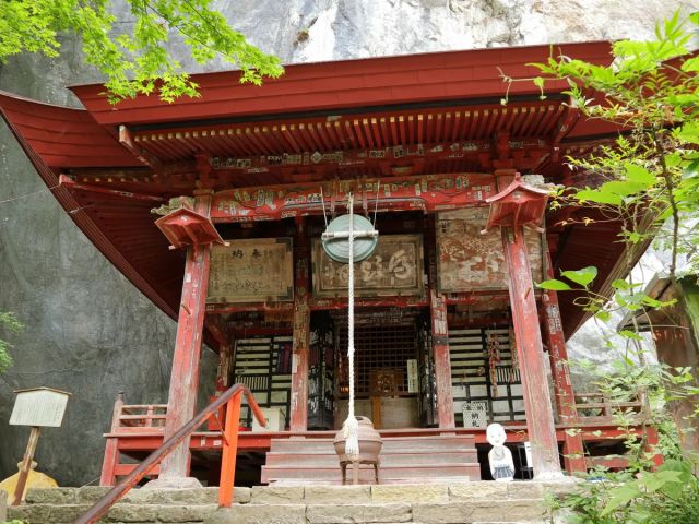 秩父札所28番橋立堂の観音堂は高さ約75メートルもある石灰岩の直立した岩壁下に建てられています。