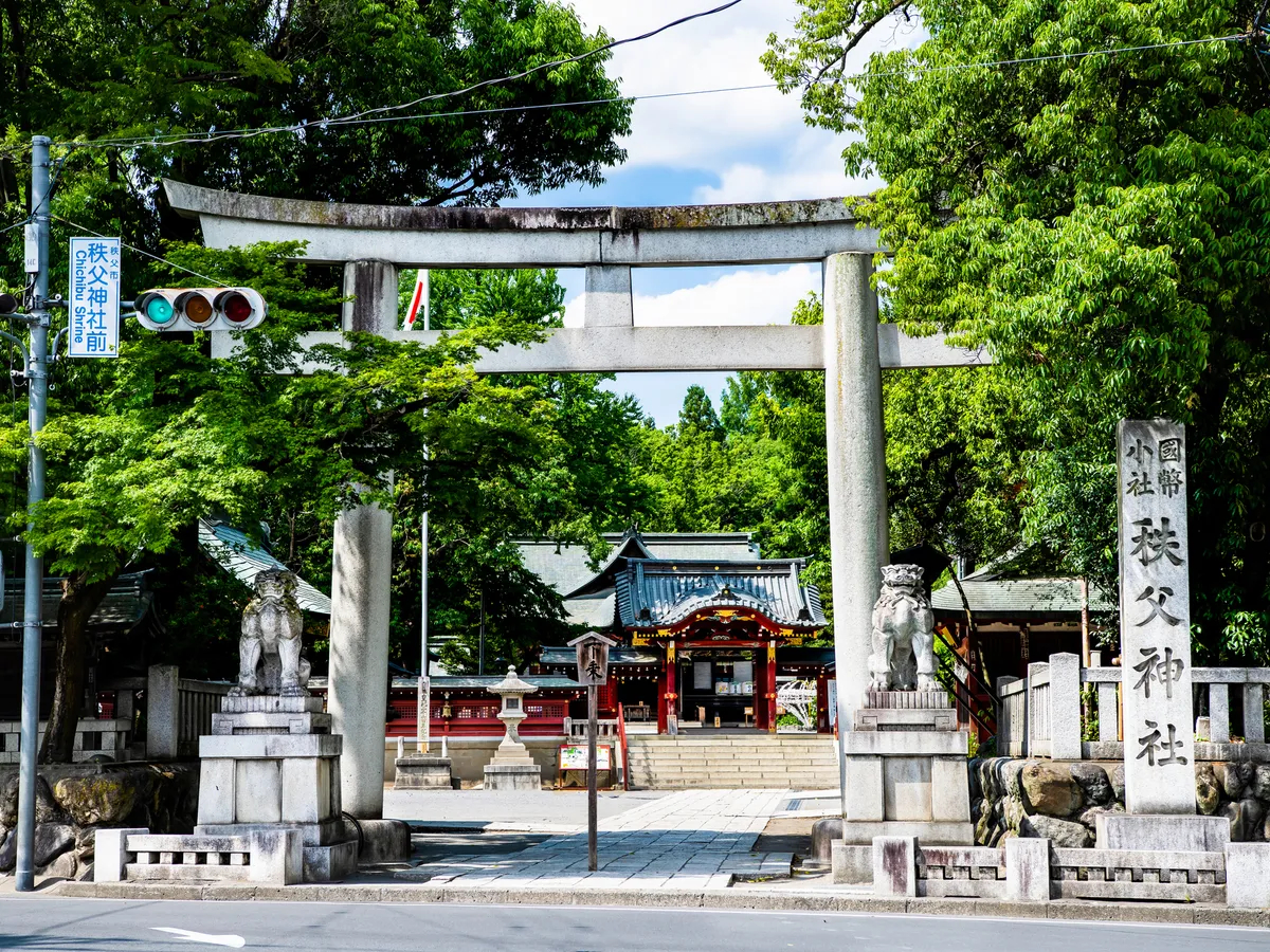 秩父神社の境内と番場通りを繋げる秩父神社大鳥居。