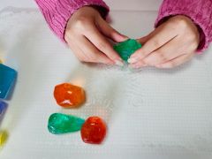 手でこねていくだけなので簡単!