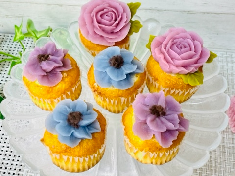 カップケーキの上にのせるだけだ華やかなスイーツに!