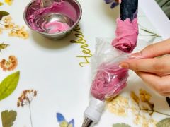 白あんに食用のカラーをつけて絞り袋にいれます