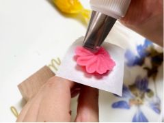 花びらを絞っていきます