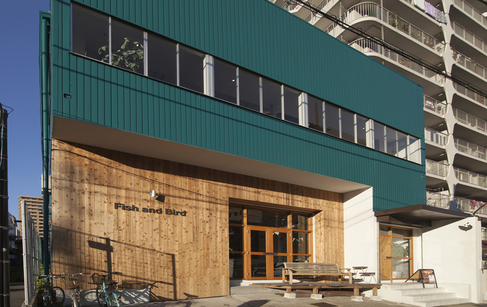 東陽町駅から四ツ目通りを北へ錦糸町方面に向かいます。
左にイースト21というビルがある葛西橋通りの交差点わたって右折したら150m先にある緑の建物です。