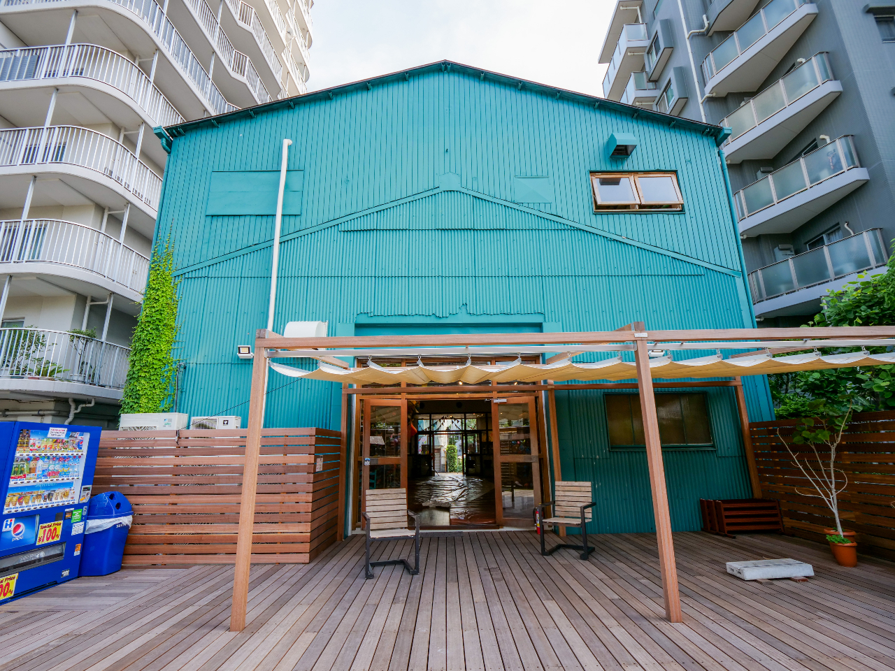 タッチ決済可能な自動販売機も設置しております。喫煙スペースもございます。