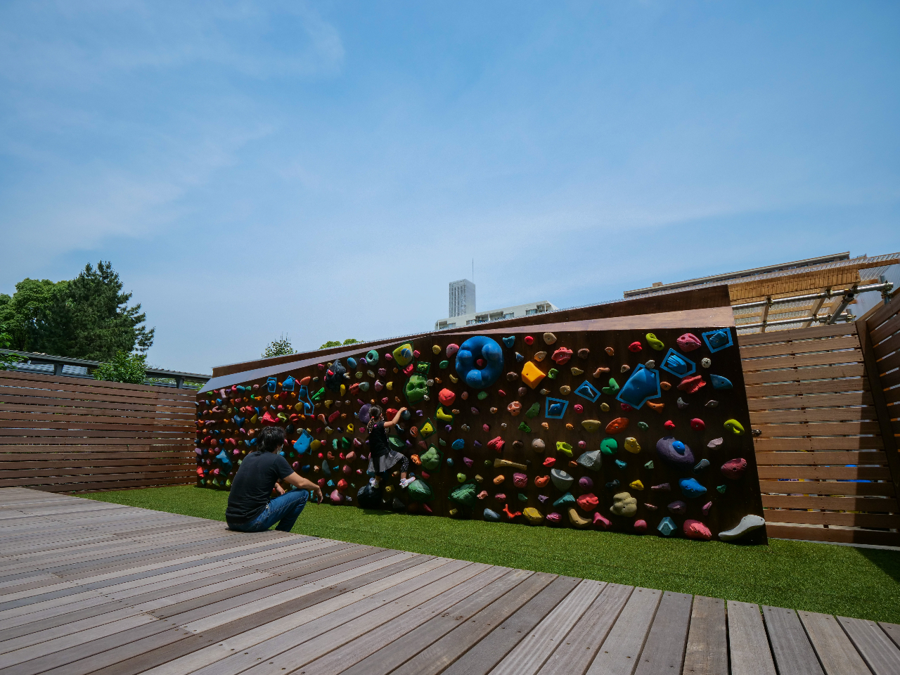 中庭には、未就学児向けのキッズウォールもございます。おひとりにつき550円(2時間利用)で3歳からご利用いただけます。