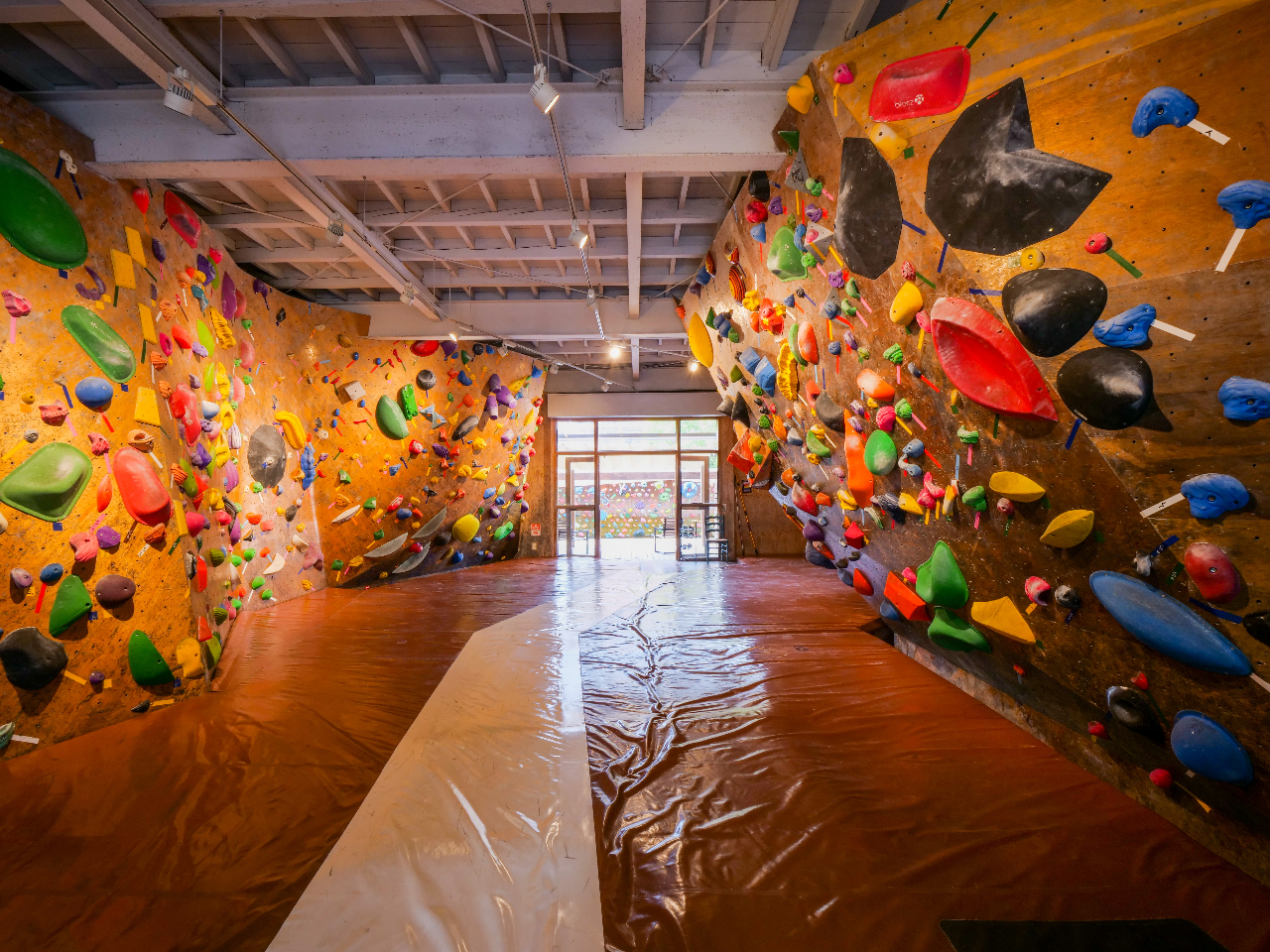 Ĵ{_OGAB1K̕ǂ́AȂ炩ȖʂƌX΂̂ʂ菉S҂㋉҂܂Ŋy߂ǂɂȂĂ܂B