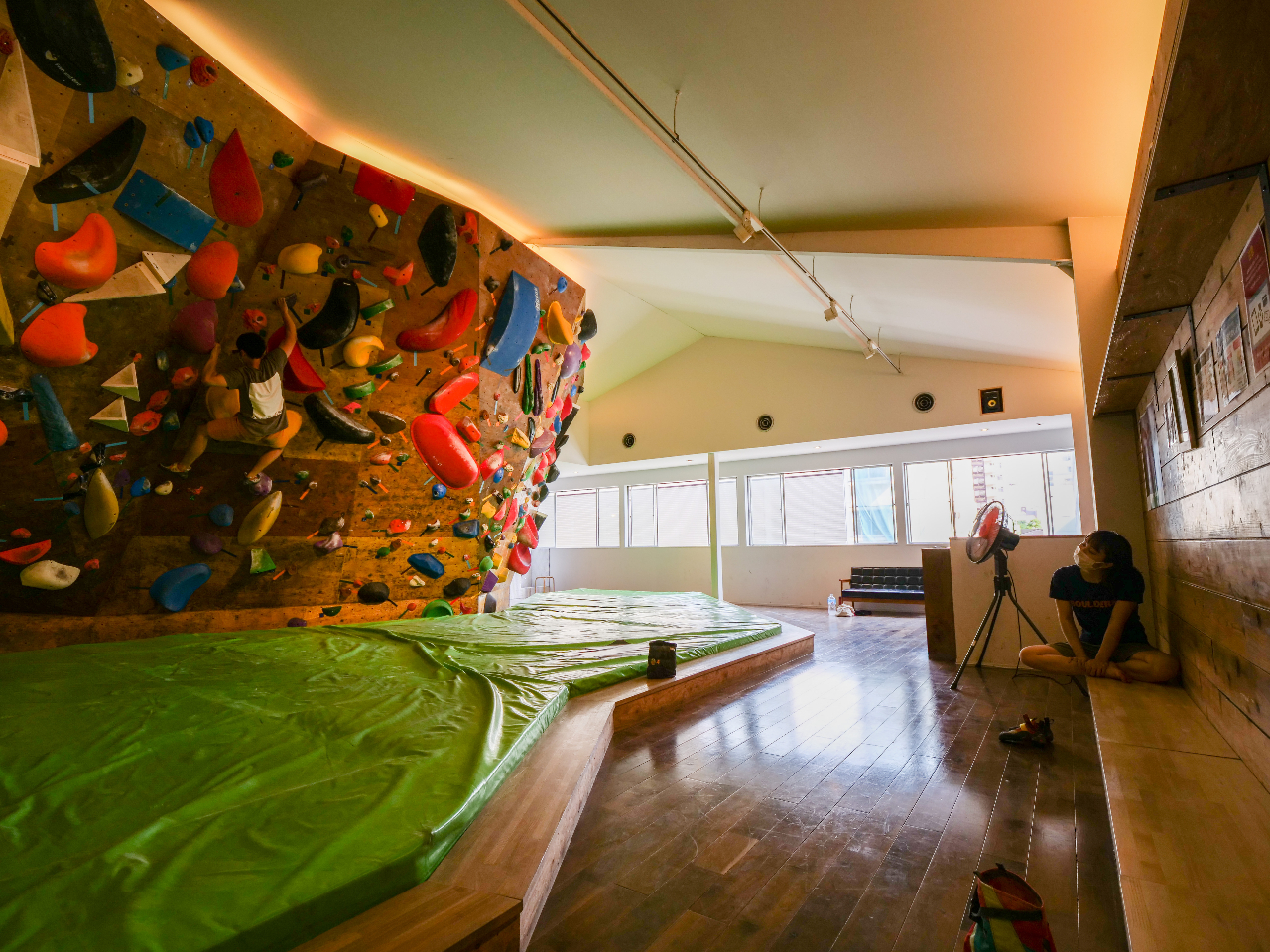 2階のボルダリングエリアは傾斜がメインの壁。さまざまな角度から登りをお楽しみいただけます。
