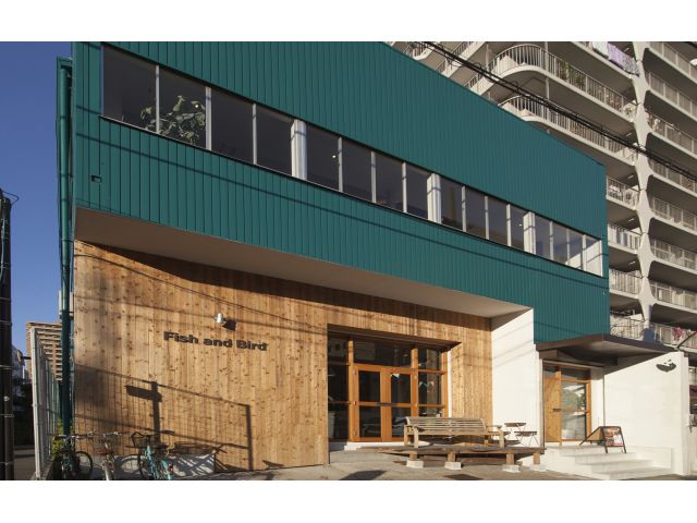 東陽町駅から四ツ目通りを北へ錦糸町方面に向かいます。
左にイースト21というビルがある葛西橋通りの交差点わたって右折したら150m先にある緑の建物です。