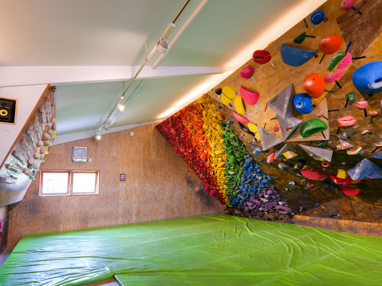 2階奥の壁は135度のまぶし壁になっております。トレーニングにも最適◎