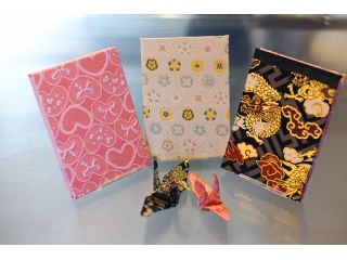 お好きな色や柄の中から生地を選んで世界にひとつだけの御朱印帳を作れます。