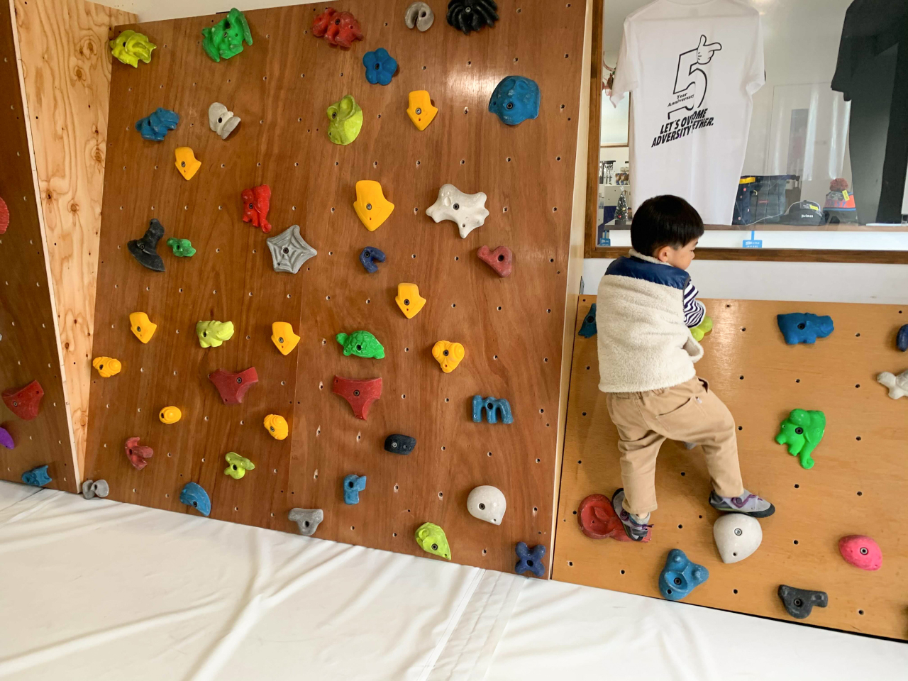 高い所がちょっと苦手な子は、右側の壁で横移動して遊べます