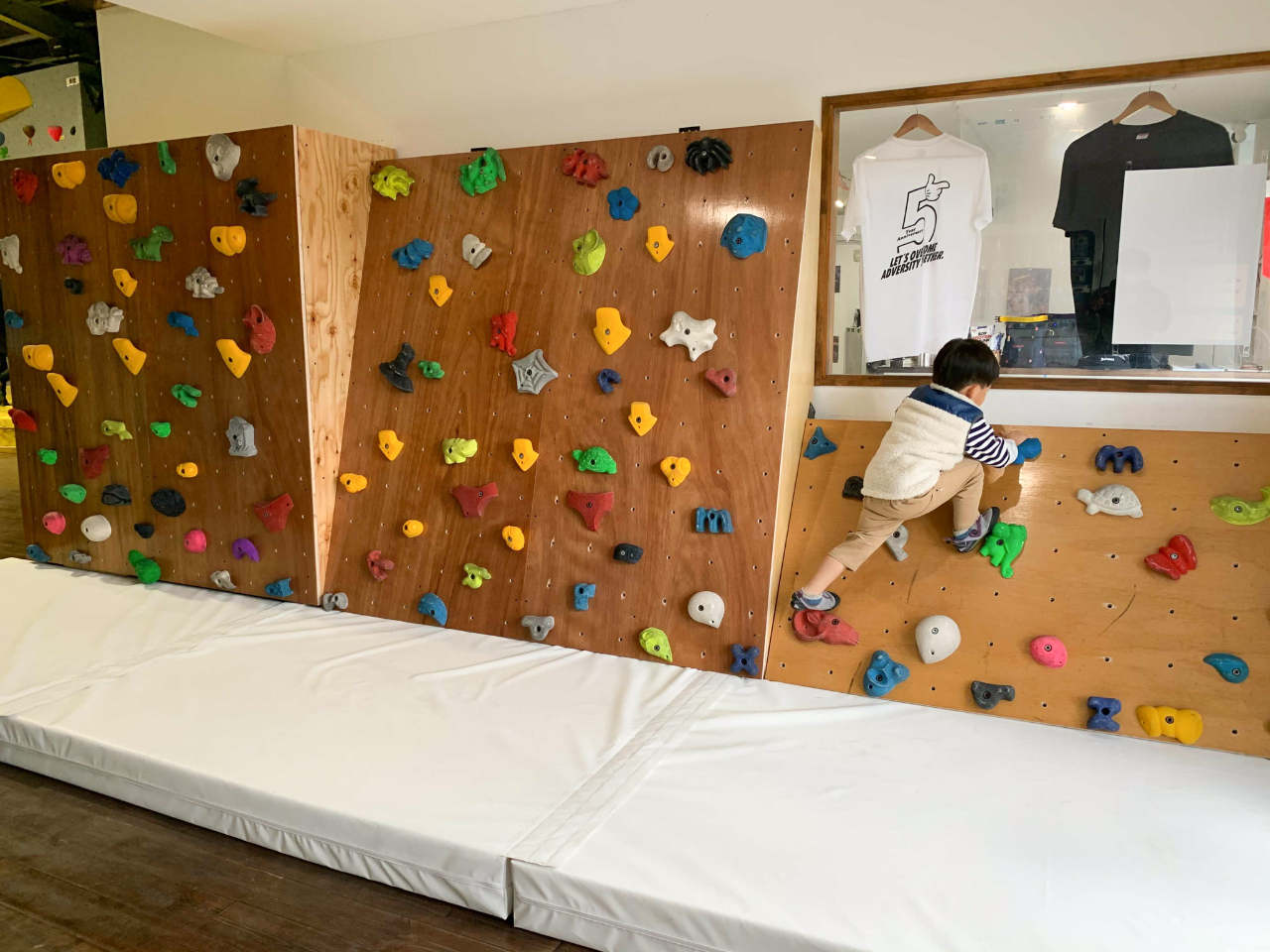 高い所がちょっと苦手な子は、右側の壁で横移動して遊べます