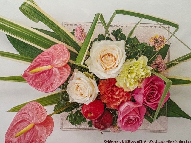 10月2日はスクエアレイヤリング。スクエアベース付きです。爽やかなアレンジメントに仕上がります。