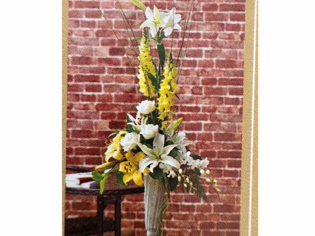 10月9日はピュアリリー。ヴァーティカルデザインで優雅なアレンジメントです。