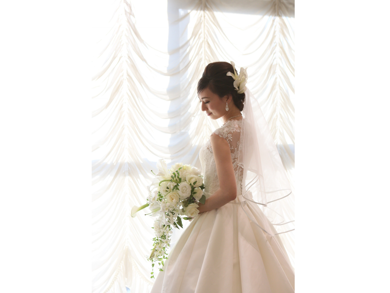 ユリメリアを付けたドレス姿です。格調高い花嫁さん。素敵です。