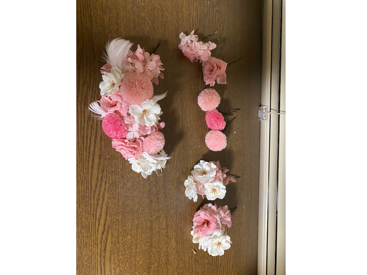 ヘッドコサージュ パーツ。レッスンはまず生花でワイヤリング・テーピングの練習をし、それからコサージュにします。(写真はプリザーブド)体験は半分の量