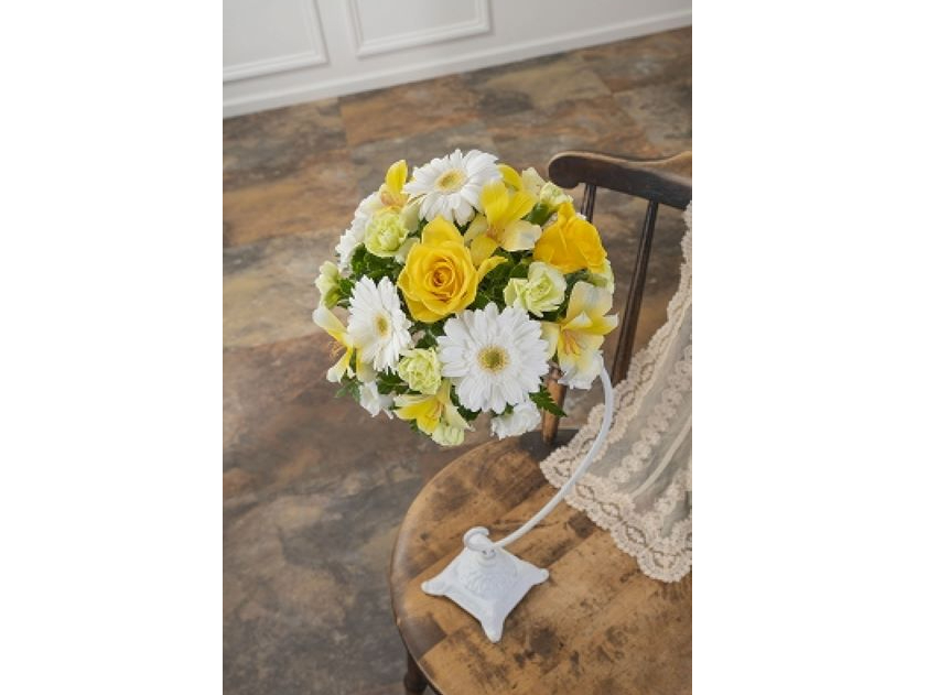 体験・練習用のラウンドブーケです。まずはブライディにアレンジしてみましょう。