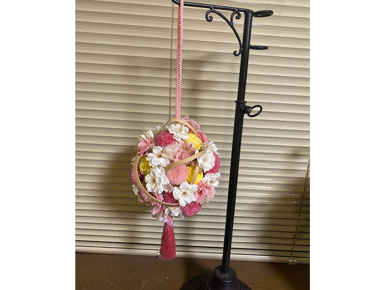 プリザーブドフラワーのボールブーケです。ヘッドとおそろいだと映えます。(参考まで)