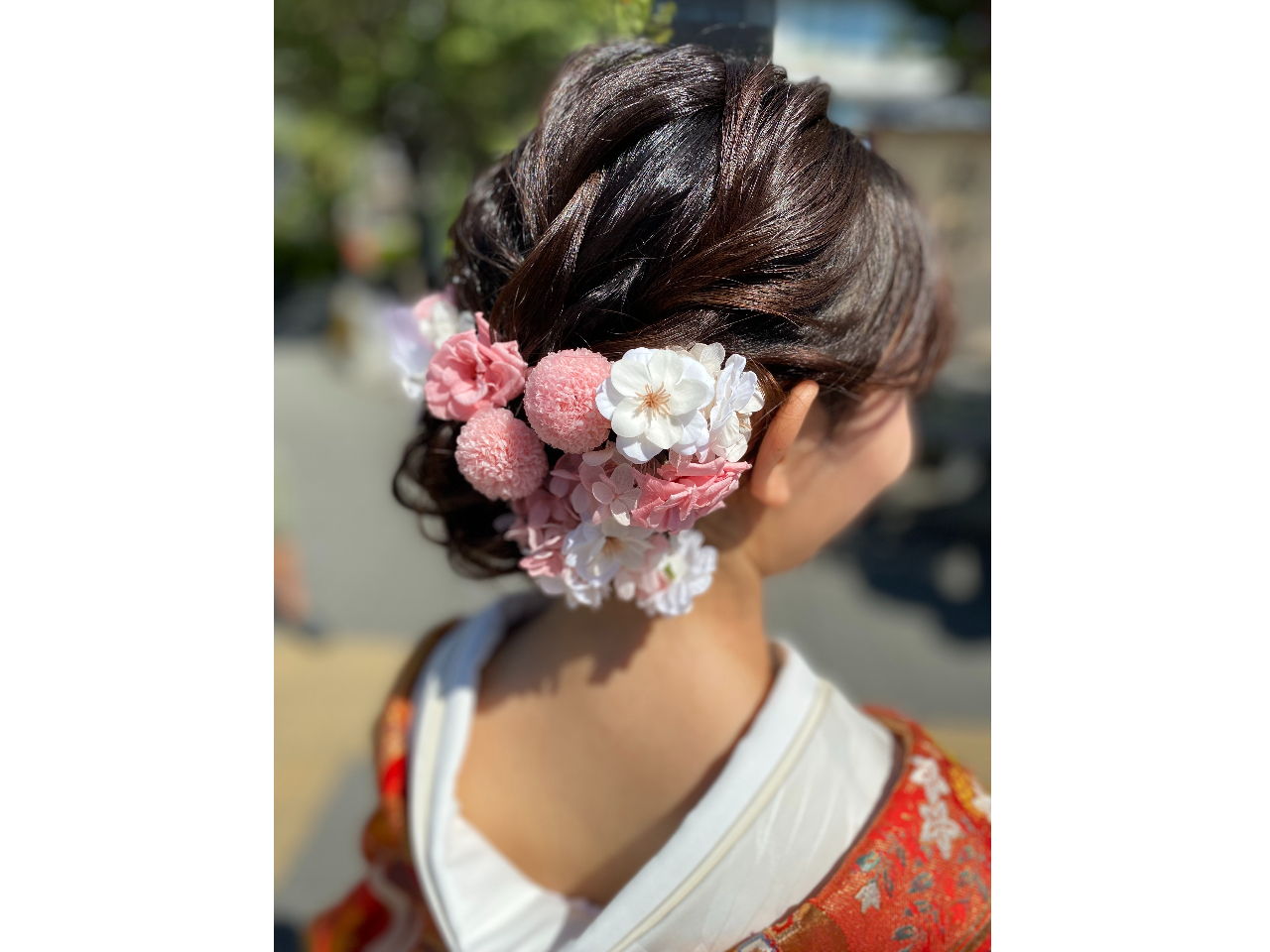 ヘッドコサージュとパーツを組み合わせ、ボリュームを作ります。豪華な打掛けに負けない華やかな髪飾り。流行のゆるふわスタイルにも合います。