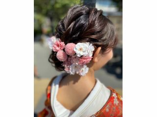 ヘッドコサージュとパーツを組み合わせ、ボリュームを作ります。豪華な打掛けに負けない華やかな髪飾り。流行のゆるふわスタイルにも合います。