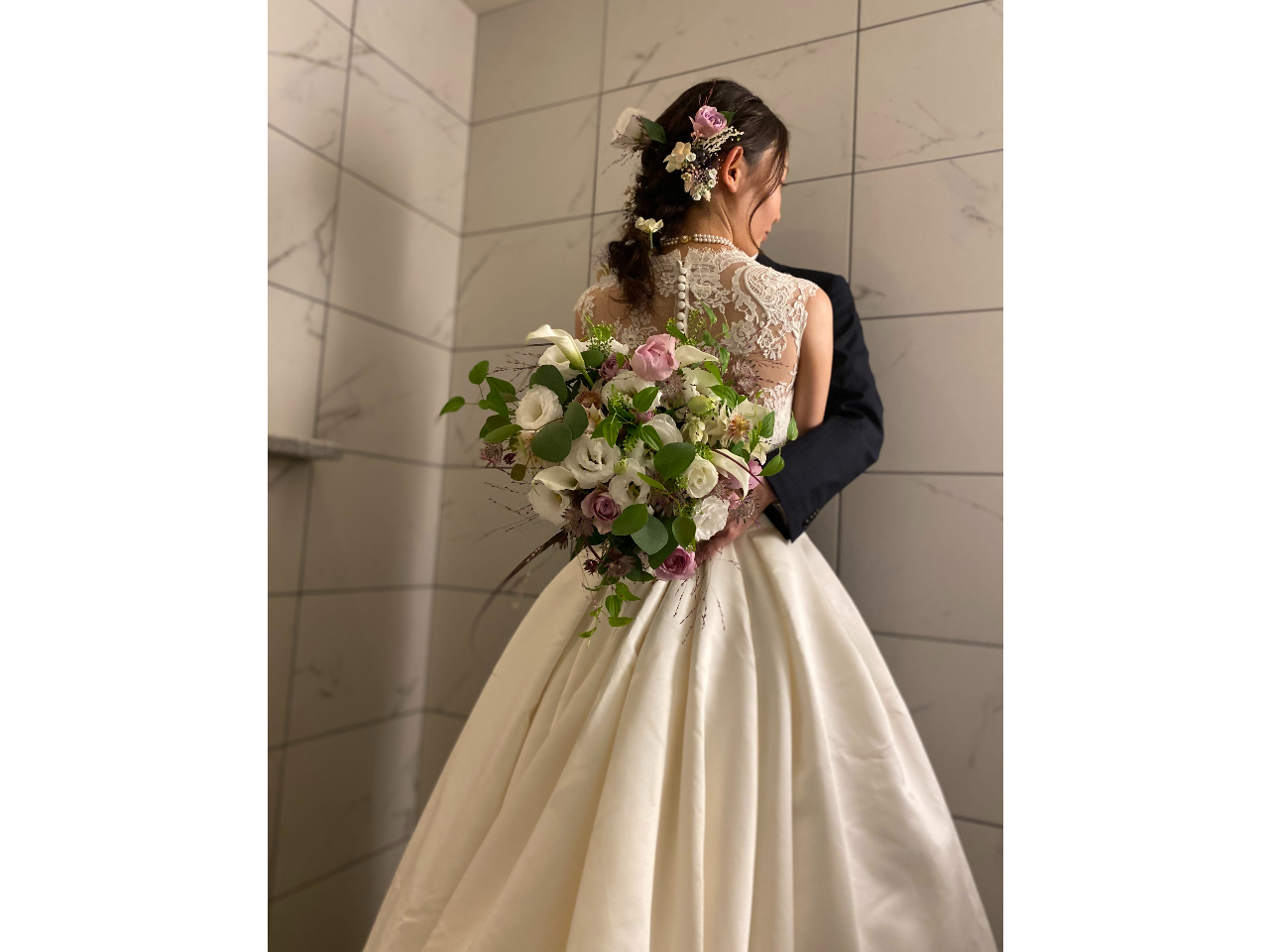 バックスタイルの美しいドレスも前撮りなら満足のいくアングルで撮影できます。ナチュラルステムブーケとヘッドアレンジです。