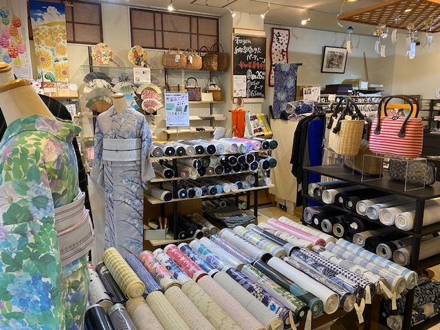夏は浴衣も豊富に揃っております。
