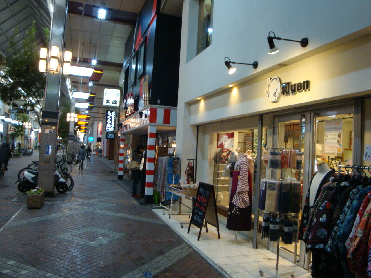 屋根つきの商店街の中にございますので悪天候でも安心してお越しくださいませ。