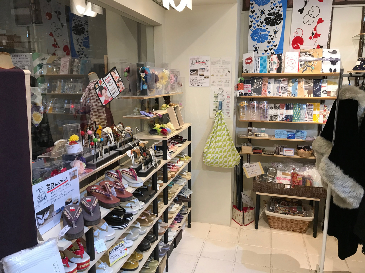 手拭いなどの和小物も充実。