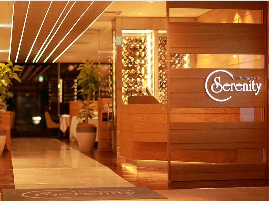 あたたかみのある開放的な店内で、特別なひとときをお過ごしください。