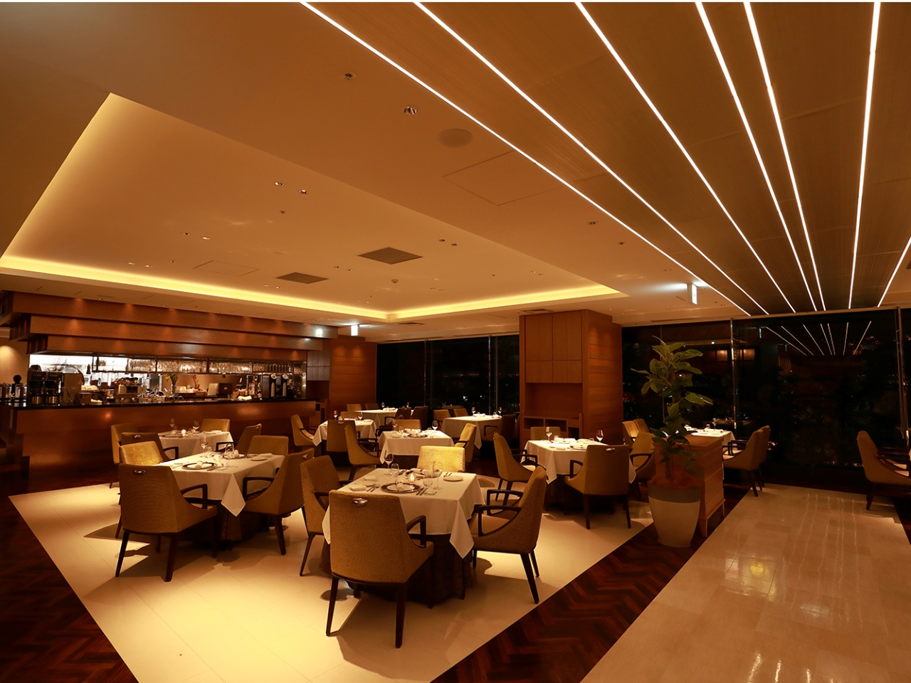 開放感のある上質な空間で、お食事をお楽しみください。