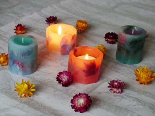 たくさんの種類から色とお花を選びかわいいボタニカルキャンドルをお作りいただけます。プラス200円で香りをお付けいただけます。プレゼントにもおすすめです。