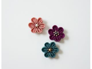 体験で作る「基本の花」。たくさんの色の中から1色をお選びください。 ブローチまたはぱっちんピン仕様となります。