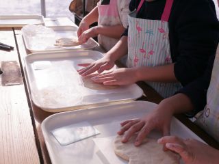 小麦粉からピザ生地を作ってみましょう。形は自由!