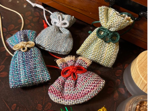 お好きな絹糸を選んで手織りし、お好きなお香をブレンドして匂い袋を作ります。