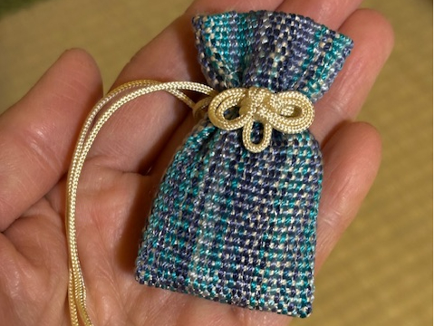 10種類以上ある絹糸からお選びいただき、お好きな色で手織りしていただけます。