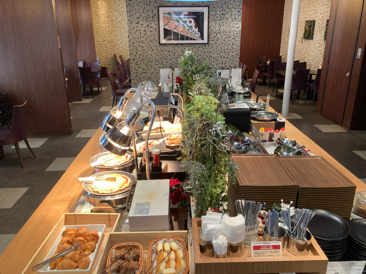 店舗中央のお料理卓の左右にお料理が並びます