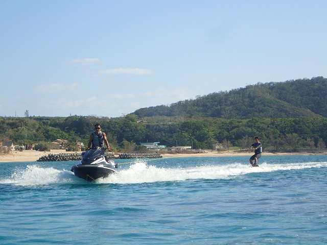 ウェイクボード 人気再来のウェイクボード 透明度の海を滑る爽快感を マリンヴィレッジ奄美 じゃらん遊び体験