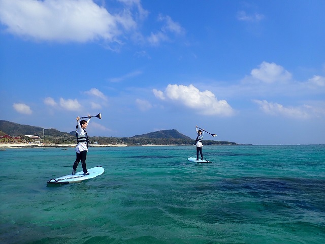 心地よい日差しを浴びながら煌めく奄美大島の海を優雅に海上散歩!そんな心地よさに心癒されること間違いなし!もちろんボードの上は不安定・・・体幹トレーニングとしてもGOOD!海亀との遭遇にも期待大ですよぉ