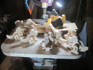 写真中央の黒い猫親子が工作作品です。