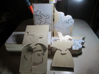 写真左側に在るのが クリスマスと干支うさぎ組み木です。お家で色塗りをするともっと楽しいです。