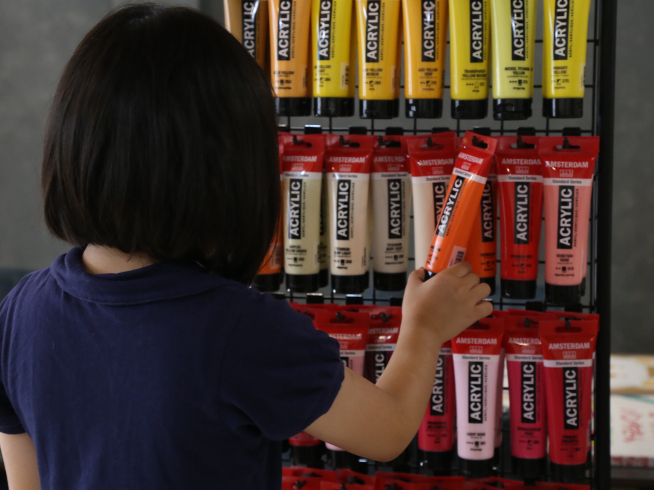 絵画教室ならではのこだわりの絵の具が使えるよ