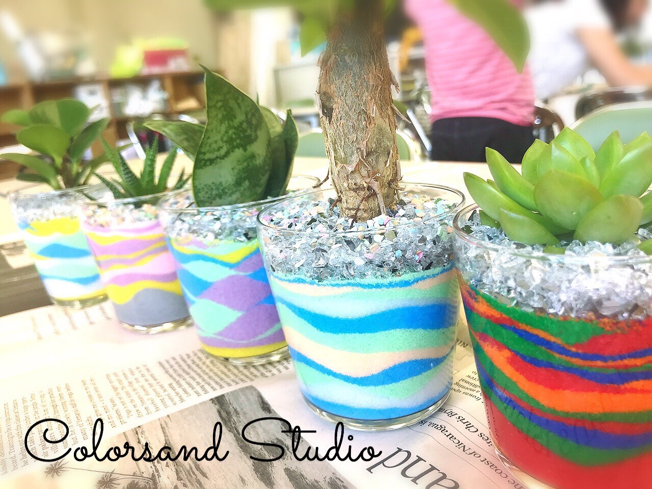 20色程あるお砂の中から4色選んでいただきます。育てやすい植物をご用意しております。