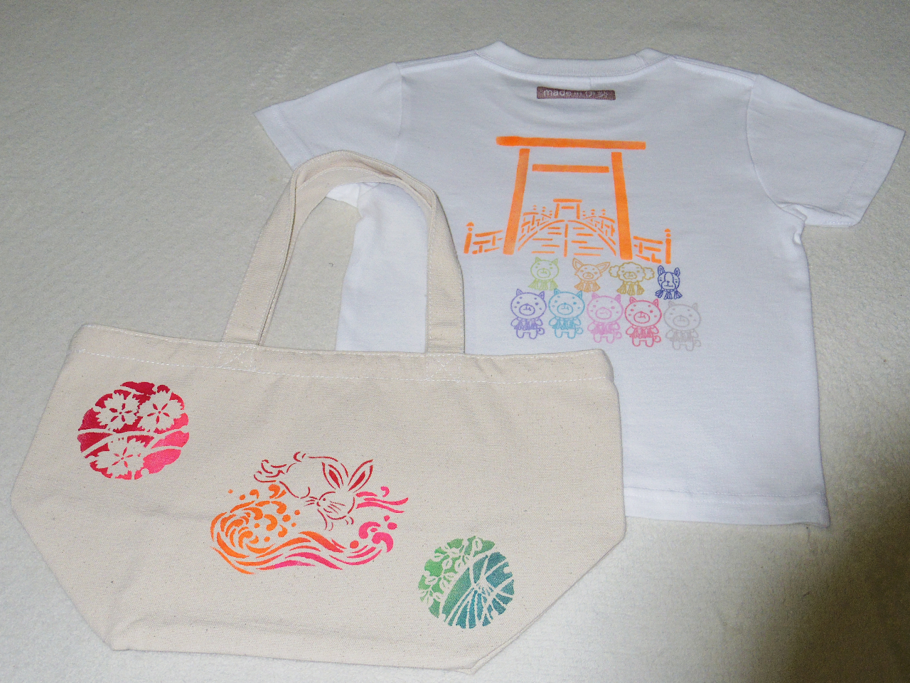 Tシャツ、トートバッグ等からお好きな素材を4点お選びいただけます。