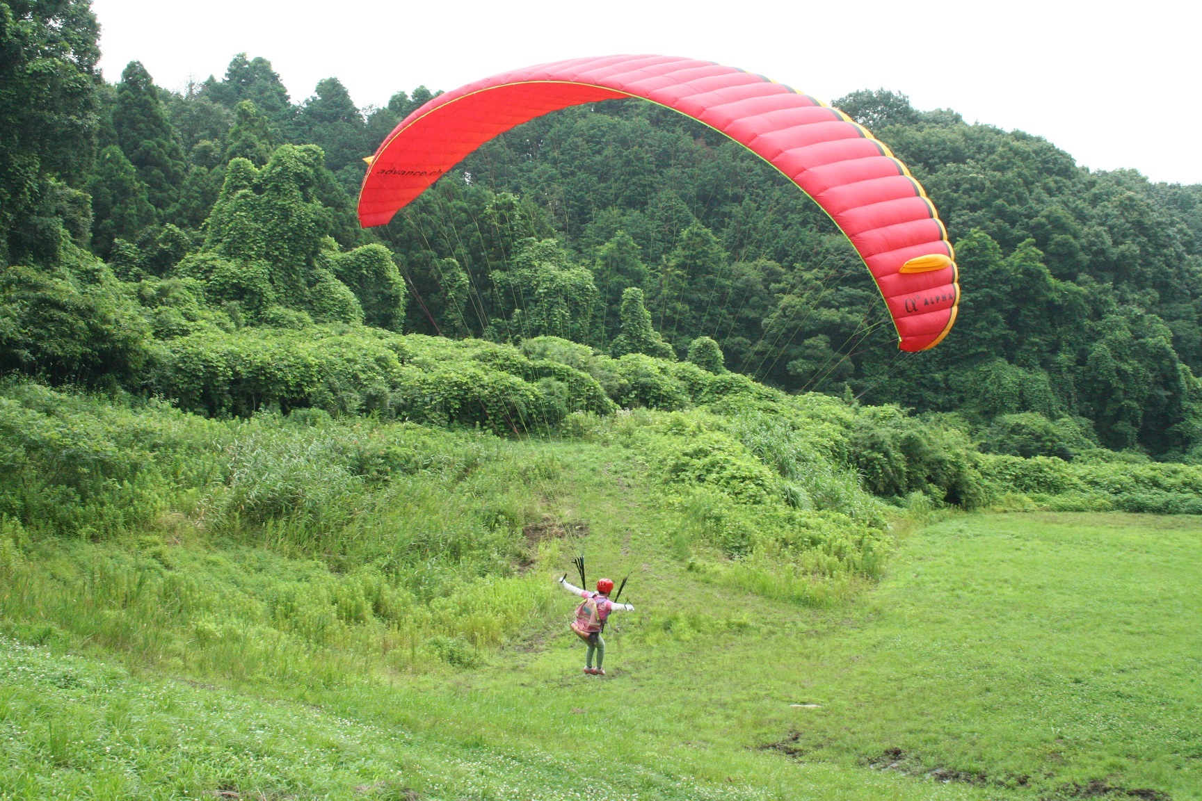 インストラクターのサポートで、ふわり浮遊体験を!安全な高さで飛ぶので安心