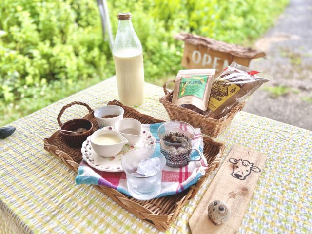 庄原市内の無農薬玄米珈琲に たっぷりのふくふくミルクを使った玄米カフェオレ。ノンカフェイン。暑い時期はアイス、寒い時期はホットを自分で淹れて味わいます。
