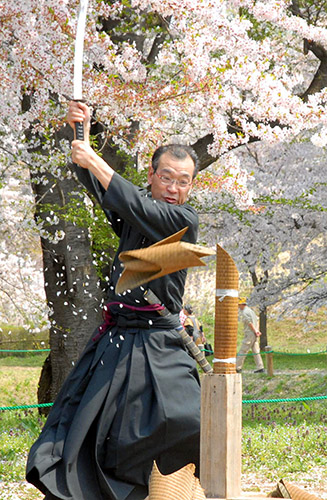 【日本刀試斬体験】★本物の日本刀で試し切り体験を行います。★ガイド付きなので「初...