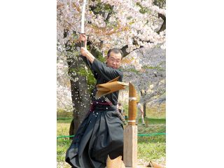 本物の日本刀で験し斬り体験を行います。